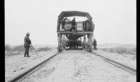 Układanie torów przy pomocy suwnic bramowych. Rok 1975. Fot. Jerzy Szeliga.

Sygnatury: 365/2.